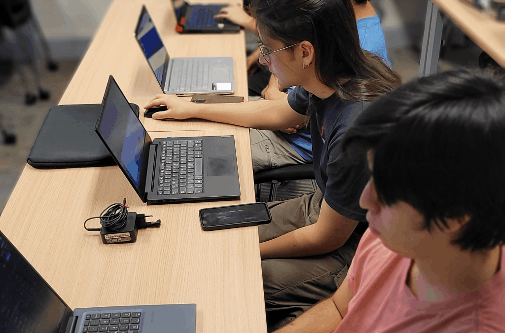 Estudiantes de la Universidad de Chile utilizando herramientas tecnológicas para la docencia, la investigación y la gestión.