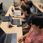 Estudiantes de la Universidad de Chile utilizando herramientas tecnológicas para la docencia, la investigación y la gestión.