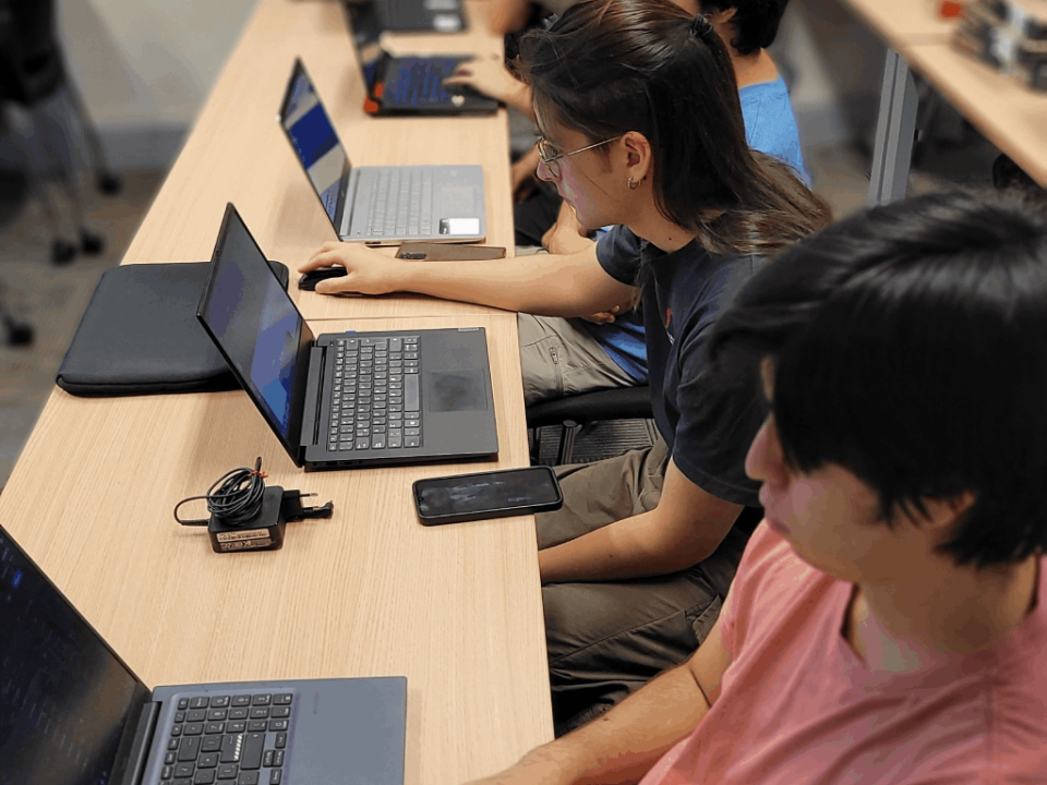 Estudiantes de la Universidad de Chile utilizando herramientas tecnológicas para la docencia, la investigación y la gestión.
