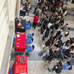 Las y los esrudiantes nuevos reciben sus TUI en la Facultad de Economía y Negocios